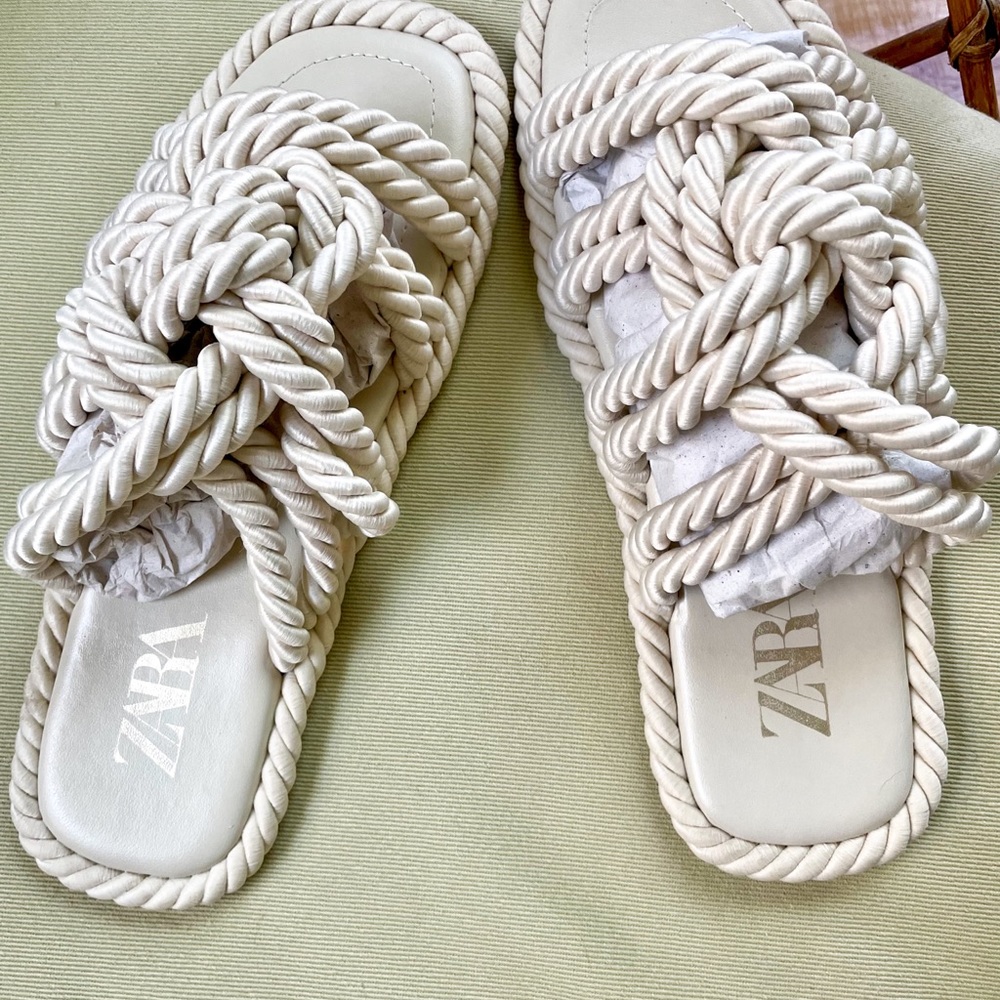 ✨Zara LOW HEEL KNOTTED SANDAL |
OFF WHITE SIZE: Size: 7/5 🐚 - Picture 2 of 10